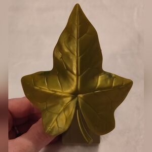 Like-New Green Leaf-Shaped Decor